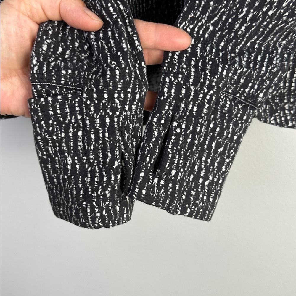 Lululemon Runderful Long Sleeve Shirt Thumbholes & Cuffins Size 10 Zipper Pocket - Picture 6 of 16